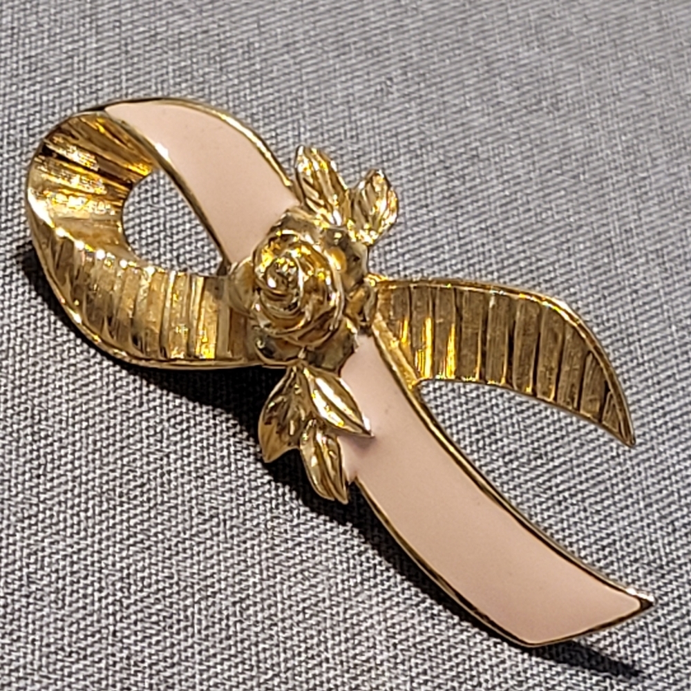 Avon Breast Cancer Awareness And Support Ribbon Enameled Pink And Gold-tone Pin